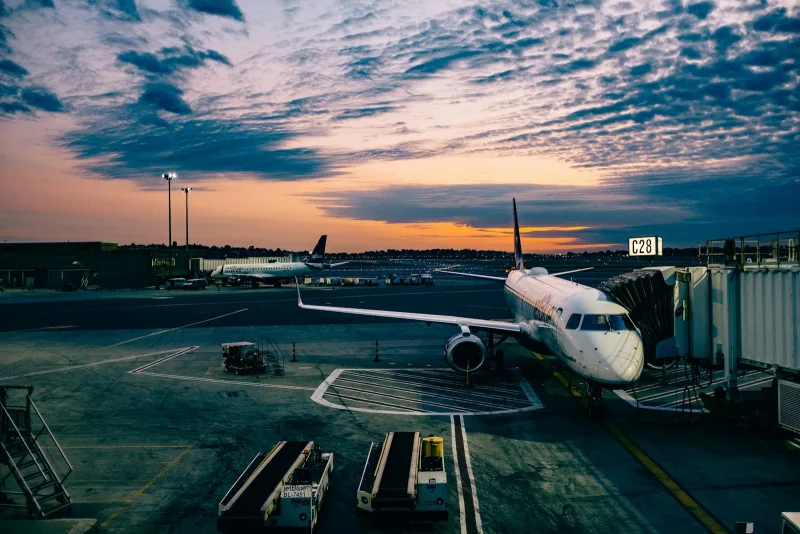 Aile d'avion vue du hublot illustrant la vision de Comptoir Travel vers le monde